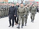 Mit dem Abschreiten der Front beginnt der Festakt in Zillingdorf.