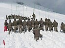 Systematisch wird nach Verschütteten gesucht. Im Ernstfall unterstützen die Alpinsoldaten die zivilen Einsatzkräfte.