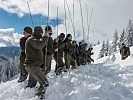 Soldaten eines Lawineneinsatzzuges beim Training (Archivfoto).