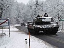 Zwei Kampfpanzer "Leopard" 2A4 nehmen an der Übung teil.