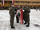 Stellvertretend für ihre Kameraden leisten die eingeteilten Rekruten das Gelöbnis an der Fahne.