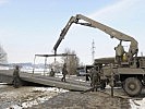 Pioniere sorgen mit schwerem Gerät dafür, dass die Einsatzkräfte mobil bleiben.