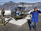 Die Techniker von der Mehrzweckhubschrauberstaffel überprüfen den Helikopter vor dem Abflug.