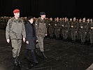 Der Wiener Militärkommandant, Brigadier Kurt Wagner, und Landtagsabgeordnete Safak Akcay schreiten die Front ab.