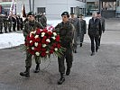 ...und ein Kranz zum Gedenken der gefallenen Feuerwehrmännern und Soldaten niedergelegt.