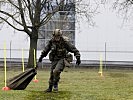 Rekrut Stefan Hödl beim Ziehen und Bewegen von einer Last.