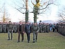 Oberstleutnant Scharf, Bürgermeister Arnold, Landeshauptmann Kaiser und Brigadier Wörgötter beim Abschreiten der Front.