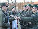 Auf der Insignie der 7. Jägerbrigade leisteten die Rekruten ihr Gelöbnis.