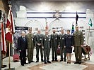 Gruppenbild im Traditionsraum des Garnisonskommandos Warschau.