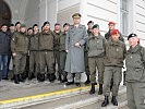 Die Soldaten mit dem Wiener Militärkommandanten vor der Gedenktafel am Spitz.