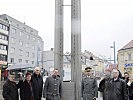 Kranzniederlegung vor der Gedenktafel am Spitz in Floridsdorf.