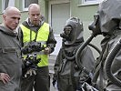 Der Minister mit den Soldaten der ABC-Abwehr.