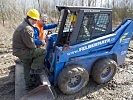 Soldaten üben die Handhabung des kleinen Bobcat.