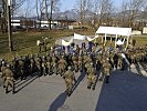 Die Demonstration beginnt harmlos mit Sprechchören und Transparenten.