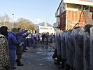 Die Stimmung kippt - die Demonstranten werden zunehmend aggressiver.