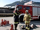 Gute Laune beim Anlegen der Schutzausrüstung der Feuerwehr.