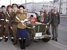 Brigadier Urrisk-Obertynski und Brigadier Wagner mit den "Vier im Jeep".