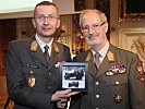 Geschenkübergabe an Brigadier Wagner, das Militärkommando Wien war Mitveranstalter der Buchpräsentation.