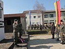 Bürgermeister Schrammel und Oberst Neuhold bei der Kranzniederlegung vor dem Kriegerdenkmal.