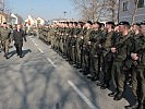 Landeshauptmann Niessl und Oberst Neuhold beim Abschreiten der Front.