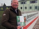 Vizeleutnant in Ruhe Sepp Gruber, der letzte Wallmeister mit seinem Buch.