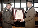 Oberst Hermann Tischler und Martin Böhm vom Dorotheum mit der Partnerschaftsurkunde.