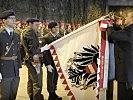 Bürgermeister Maislinger übergibt das Fahnenband der Gemeinde Wals-Siezenheim.