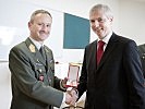 Brigadier Reinhard Trischak mit Jochen Rehrl, r.