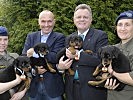 Minister Klug und Landeshauptmann Niessl mit ihren Patenhunden und Personal des Militärhundezentrums.