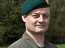 Oberstleutnant Claus Helmhart führt seine Soldaten in die erste Truppenübung.