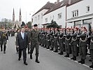 Abschreiten der Front mit Stadtrat Michael Ludwig, Bezirksvorsteherin Silke Kobald und Militärkommandant Brigadier Wagner.