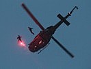 Zu Beginn des Schauspiels werden zwei Basejumper vom Hubschrauber abgesetzt.