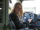 Bundesheer zum Angreifen: Eine junge Dame im Cockpit eines LKWs.