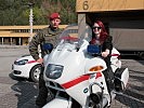 Laura Maschler aus Kufstein fühlt sich auf dem Motorrad der Militärstreife sichtlich wohl.