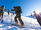 Soldaten aus Deutschland und Österreich in einer Seilschaft.