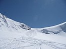 Tiefschnee und Sonnenschein, perfekte Bedingungen für die Abfahrt.