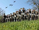 Die Militärmusik Salzburg und die Staffel PC-7 im Überflug.