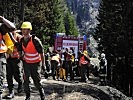 Soldaten des Bundesheeres unterstützen weiterhin die Feuerwehr.