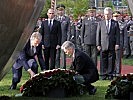 Bundeskanzler Faymann und Vizekanzler Mitterlehner bei der Kranzniederlegung.