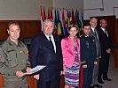 Der moldawische Verteidigungsminister, Viorel Cibotaru, (2. v.l.) nahm an der Zeugnisübergabe teil.