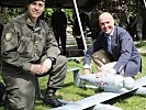 Minister Klug und Major Seidenberger mit einer Drohne "Tracker" des Bundesheeres.