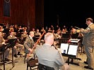 Das Orchester fest im Griff - Militärkapellmeister Oberst Ernst Herzog.