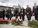 Kranzniederlegung von Bundespräsident Fischer, Nationalratspräsidentin Bures und des Mitgliedern der Bundesregierung.