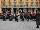 Eindrucksvoll vor dem Schloß Esterhasy: Die Garde beim Exerzieren mit dem Sturmgewehr.