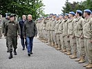 Verteidigungsminister Gerald Klug und Generalstabschef General Othmar Commenda schreiten die Front ab.