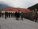 Generalmajor Herbert Bauer, Landesrat Bernhard Tilg, Bürgermeister Wolfgang Jörg und Oberst Thomas Belec schreiten gemeinsam die Front der angetretenen Soldaten und Traditionsverbände ab.