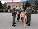 Mit der Hand an der Insignie sprechen vier junge Rekruten stellvertretend für ihre Kameraden das Treuegelöbnis.