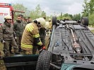 Rekruten und Feuerwehr trainieren mit der Bergeschere.