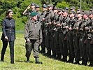 Landesrätin Patricia Zoller-Frischauf und der Tiroler Militärkommandant Generalmajor Herbert Bauer schreiten gemeinsam die Front der angetretenen Soldaten ab.