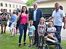 Minister Gerald Klug mit einer Familie beim Tag der offenen Tür in Straß.